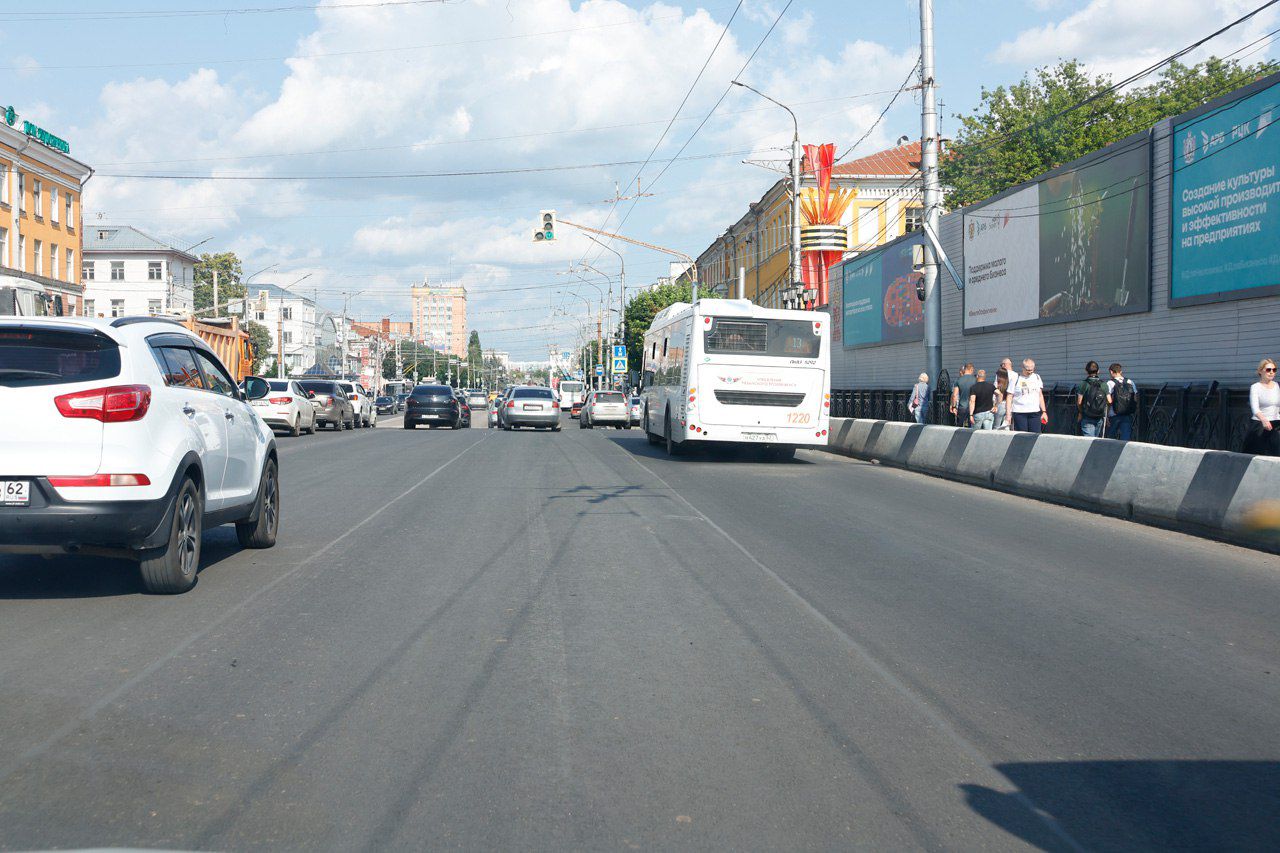 Досрочно завершен ремонт Троицкого моста на Первомайском проспекте. Приведена в порядок правая часть мостового полотна в направлении площади Ленина и тротуары. Общая протяженность участка – 115 метров. Ремонт проведен в рамках реализации национального проекта «Инфраструктура для жизни». Сначала планировалось, что работы завершатся к 1 сентября. Но этот участок Первомайского проспекта отличается плотным трафиком, из-за перекрытия отдельных полос движения в часы пик образовывались заторы. Подрядная организация завершила работы раньше намеченного срока – в первой половине июня. Сейчас на участке осталось только нанести разметку. В этом году в рамках нацпроекта «Инфраструктура для жизни» будет отремонтировано 13 участков городских дорог.