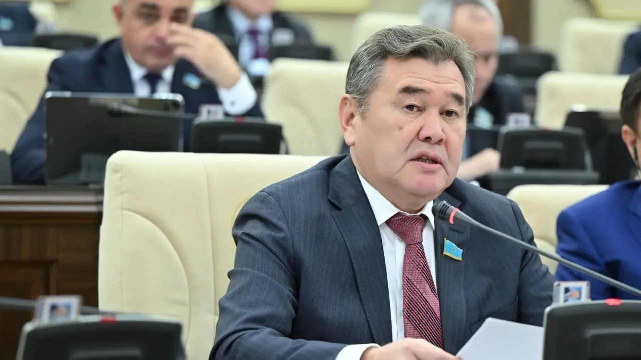 После ухода Налибаева кто возглавил Кызылординскую область На место Нурлыбека Налибаева пришёл Мурат Ергешбаев Токаев назначил его акимом Кызылординской области после ухода предыдущего главы региона Налибаева напомним назначили первым заместителем премьер министра Вскоре политолог Данияр Ашимбаев высказался об организационных способностях нового первого вице премьера Он обрисовал и послужной список Нурлыбека Налибаева реплай До избрания в парламент Мурат Ергешбаев много лет работал в системе госуправления и занимал различные должности в Кызылординской области По образованию экономист Работать начал в конце восьмидесятых экономистом совхоза Позже устроился в банковскую сферу был заместителем начальника кызылординского областного управления Alem Bank Kazakhstan советником заместителя акима области и директором областного филиала Народного банка В разные годы Ергешбаев занимал посты акима Кызылорды акима Кармакшинского Шиелийского Казалинского и Сырдарьинского районов Кызылординской области Возглавлял управление финансов региона и управление координации занятости и социальных программ В мажилис Ергешбаев прошёл в марте 2023 года по партийному списку партии AMANAT Фото мажилис РК Наши площадки Сайт Instagram Facebook YouTube X TikTok t me orda kz