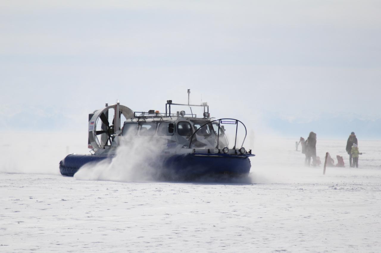 Межсезонные тарифы на речные перевозки проверят на фоне повышения Сезон перевозок через реку Лену на судах на воздушной подушке и аэроботах стартовал 16 октября Пассажиров перевозят 20 единиц техники А8 Хивус 10 и Тайфуны Основное направление станция Намыв 204 й микрорайон Якутска Нижний Бестях Перевозки выполняются каждый день в светлое время суток С 26 октября перевозчики временно повысили стоимость проезда до 5000 рублей По их словам это связано с ростом стоимости топлива и запчастей подготовку судов к эксплуатации В планах продержать такую цену пять семь дней Хатем снизить до прежнего уровня Прошу представить детализированный расчет этой суммы по каждому литру топлива каждой запчасти После проверки если расчет будет признан необоснованным материалы направим в транспортную прокуратуру сказал Кирилл Бычков председатель правительства РС Я Фото Юлия Пыхалова