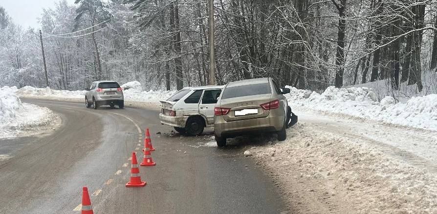 На Песчаной улице в Валдае произошло ДТП с пострадавшим  10 января в 13:55 молодой человек 2002 г.р., управляя ВАЗ 211440, не справился с управлением, выехал на полосу, предназначенную для встречного движения, и совершил столкновение с двигающейся «Ладой Вестой».   В результате ДТП водитель  ВАЗа с закрытым переломом лодыжки обратился за медицинской помощью в Валдайский многопрофильный медицинский центр СЗОНКЦ имени Л.Г. Соколова ФМБА России.