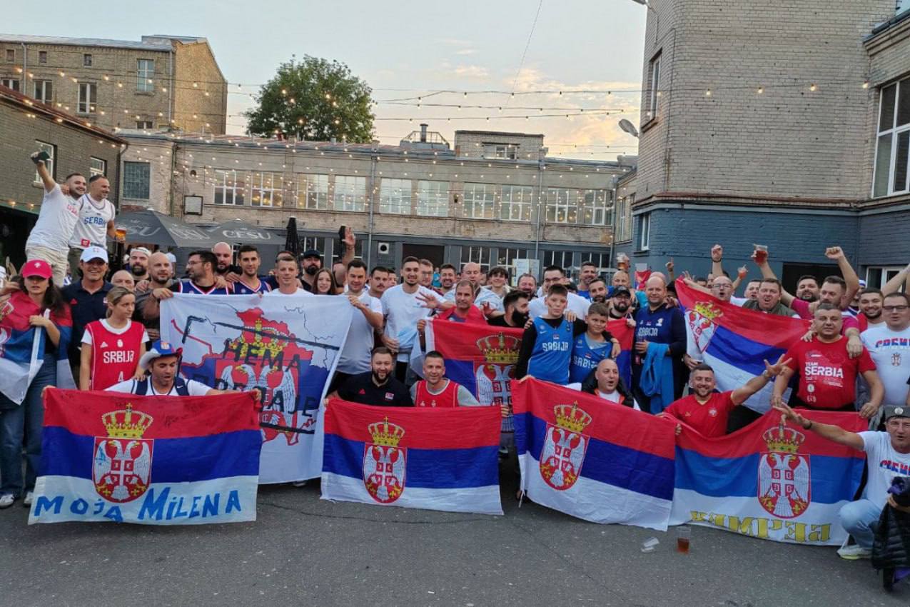 Латвийская полиция запретила болельщикам Сербии пронести на футбольный стадион в Риге сербские символы Вчера Латвия играла отборочный матч к чемпионату мира с Сербией Сербия выиграла 0 1 serbia