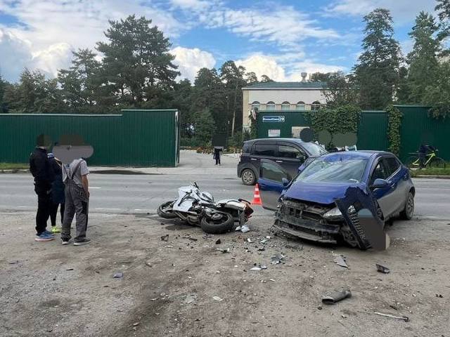 Мотоциклист разбился насмерть в ДТП под Новосибирском  В Бердске произошло смертельное ДТП. По информации Госавтоинспекции, после столкновения с автомобилем насмерть разбился 41-летний мотоциклист. Инцидент произошёл вечером 31 августа. Мужчина ехал на мотоцикле Honda и врезался во встречный Mazda Demio, который совершал левый поворот.   «В результате столкновения 41-летний мотоциклист был госпитализирован в тяжёлом состоянии», — пишет пресс-служба ГАИ.  Спасти его жизнь медикам не удалось. В 22:00 мотоциклист скончался в реанимации ЦРБ города Бердска.