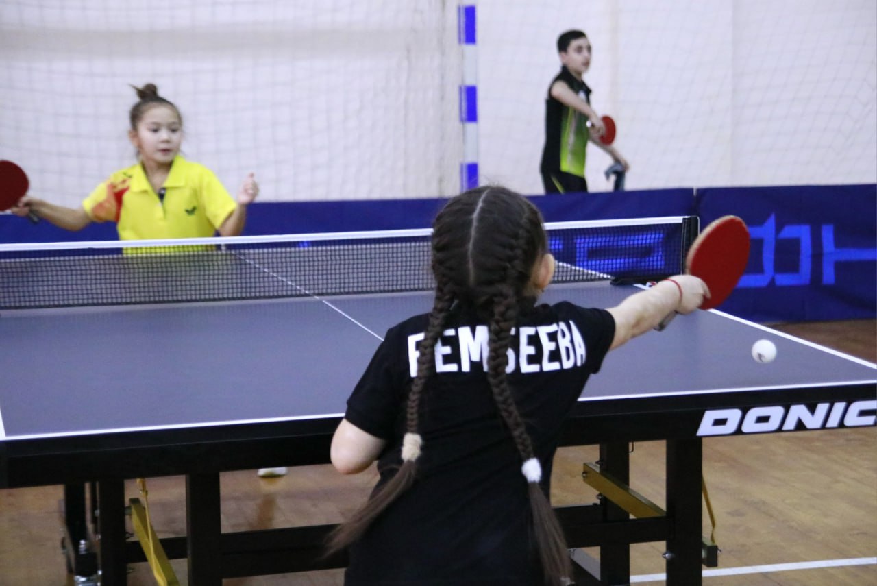 Интернет газета Степные вести Новости Калмыкия объединила любителей настольного тенниса В Калмыкии провели межрегиональный турнир по настольному теннису Соревнования посвятили памяти основателя этого вида спорта в регионе заслуженного работника физкультуры РСФСР Анатолия Куберлинова Состязались более 160 участников В Элисту приехали спортсмены из Краснодарского и Ставропольского краев Ростовской Волгоградской Астраханской областей Дагестана и Кабардино Балкарии Они выступали в двух возрастных категориях У вас есть новость которой вы хотите поделиться Расскажите нам Stepnyevesti bot Подписаться на stepnyevesti Калмыкия Калмыкия Элиста регион08 Степные вести c источник