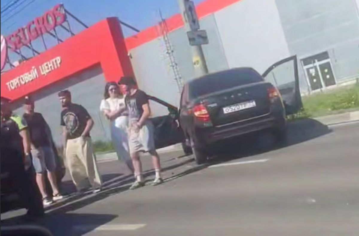 Куча мала: В Туле на Октябрьской произошло массовое ДТП с 4 авто В Туле на улице Октябрьская произошло массовое ДТП с 4 авто. Кадры с места появились в социальных сетях. ↗ Прислать новость Подписаться