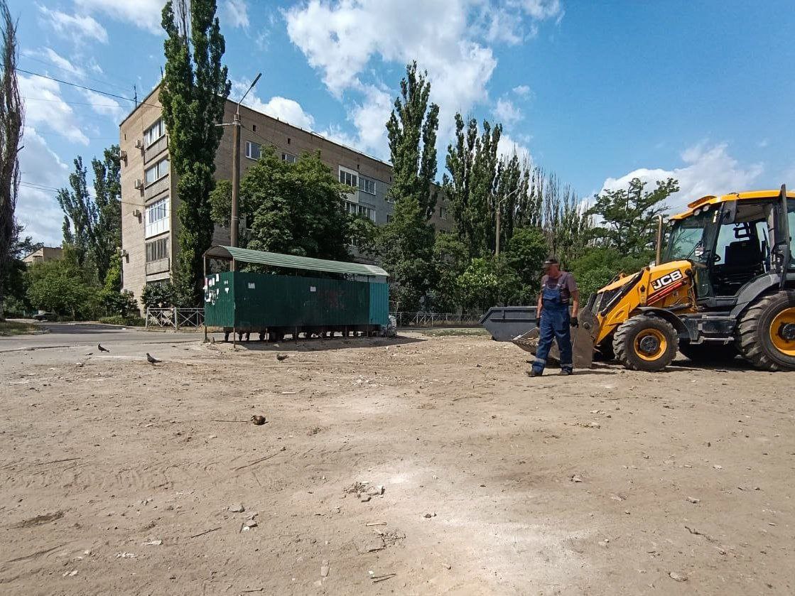 В Мелитополе на пр. 50-летия Победы, 64 ликвидировали несанкционированную свалку. Сотрудники МКУ "Благоустройство" вывезли 40 куб. м мусора. Такие работы проводятся 1–2 раза в неделю, еженедельно собирая по городу свыше 400 куб. м отходов.    Администрация просит выбрасывать мусор только в предназначенных местах и беречь чистоту города.