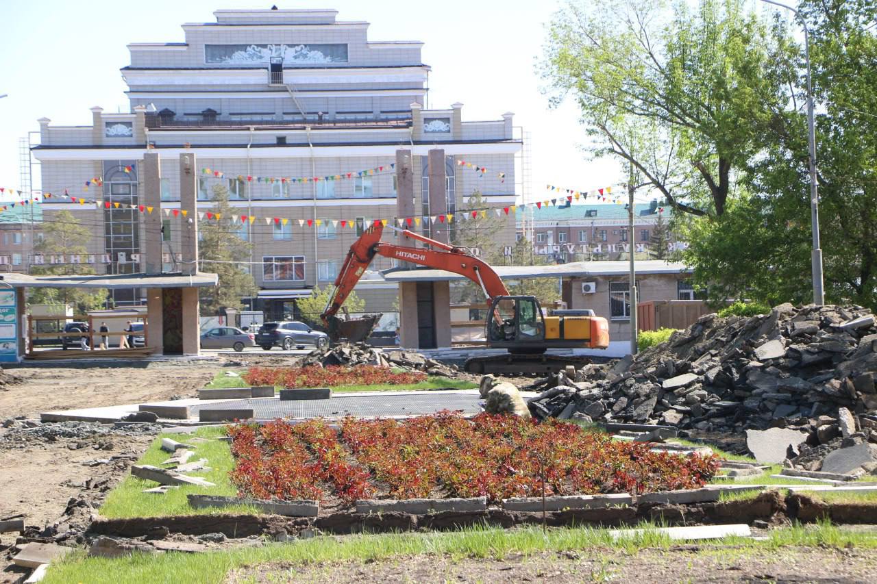 На объектах городской среды в Оренбуржье начались работы по благоустройству Подрядные организации приступили к благоустройству 13 общественных территориий в рамках национального проекта «Инфраструктура для жизни». Работы начались в Оренбурге, Новотроицке, Орске, Ясном, Акбулаке, Нежинке, Бугуруслане, Гае, Кувандыке, Сорочинске и Медногорске. В этом году в Оренбуржье благодаря нацпроекту современными и комфортными станут 18 общественных пространств в 16 муниципалитетах. В том числе 14 объектов, победивших по итогам рейтингового голосования 2024 года. Один из них – Центральный парк в Орске. Подрядчик демонтирует асфальтовое покрытие на центральной аллее и на входе в парк. Обновление общественного пространства планируется провести в несколько этапов. На I этапе реконструкции планируется обновить центральную аллею, детскую площадку, расширить парковку на входе в парк. Уложить новый асфальт, тротуарную плитку на входной группе и по центральной аллее, заменить освещение. В детской зоне установят современные игровые элементы и уложат специальное травмобезопасное покрытие. На продолжение благоустройства парка могут повлиять сами жители города. Сейчас Центральный парк участвует во Всероссийском голосовании по выбору объектов благоустройства. Всего за время реализации федерального проекта «Формирование комфортной городской среды», который теперь входит в нацпроект «Инфраструктура для жизни», в Орске с 2017 года вторую жизнь обрели парки «Северный», «Строителей», «Пищевик», Сад Шевченко, Сквер Богдана Хмельницкого, благоустроено порядка 20 дворовых территорий. Выбрать, какие объекты будут благоустроены в 2026 году, может каждый оренбуржец старше 14 лет. Для этого нужно зайти на платформу zagorodsreda.gosuslugi.ru и до 12 июня отдать свой голос за один из проектов. Свой выбор сделали уже 85 тысяч жителей области.