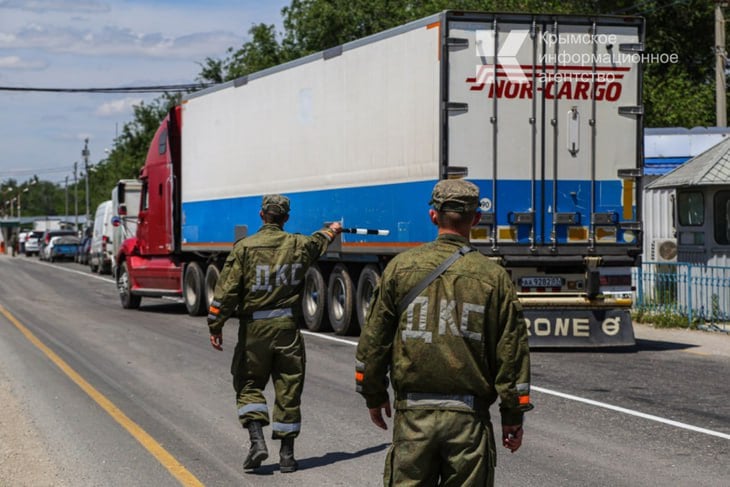 На въезде в Крым увеличат количество пунктов досмотра  Вряд ли в условиях отсутствия авиационного сообщения возможно совсем избежать пробок на въезде в Крым в высокий сезон. Об этом в интервью ТАСС сообщил Глава РК Сергей Аксёнов.  "Но, как и в прошлые годы, профильные службы примут все необходимые меры, чтобы сделать досмотровые мероприятия на Крымском мосту комфортными для водителей и минимизировать время ожидания. Успешный опыт такой работы у нас есть. В частности, будет увеличено количество пунктов досмотра, на месте будут дежурить волонтеры", - уточнил глава.