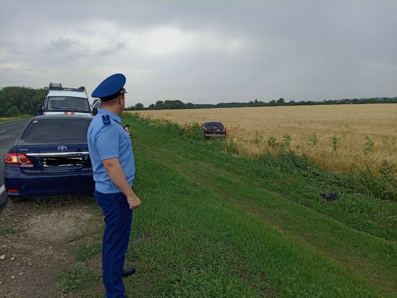 Прокуратура города Балашова устанавливает обстоятельства ДТП с участием несовершеннолетних ↖ По предварительным данным, 22 июля 2025 года на автодороге "Р-22 Каспий М-4 Дон Тамбов Волгоград Астрахань" подъезд к г. Саратов водитель автомобиля Тойота Авенсис не справился с управлением и с целью ухода от столкновения с встречным автомобилем допустил съезд на обочину. В салоне находились трое несовершеннолетних детей. В результате дорожной аварии дети и водитель машины с полученными травмами госпитализированы в лечебное учреждение. По данному факту проводится процессуальная проверка, ход и результаты которой надзорным ведомством взяты на контроль.