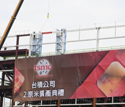 В 2026 году TSMC запустит четыре завода для производства 2-нанометровых чипов  На фоне успехов в подготовке 2-нанометрового техпроцесса TSMC поделилась обновленными планами касательно запуска линий нового поколения. В 2026-м тайваньская компания начнет массовое производство 2-нанометровых чипов сразу на четырех передовых заводов.  Читать далее