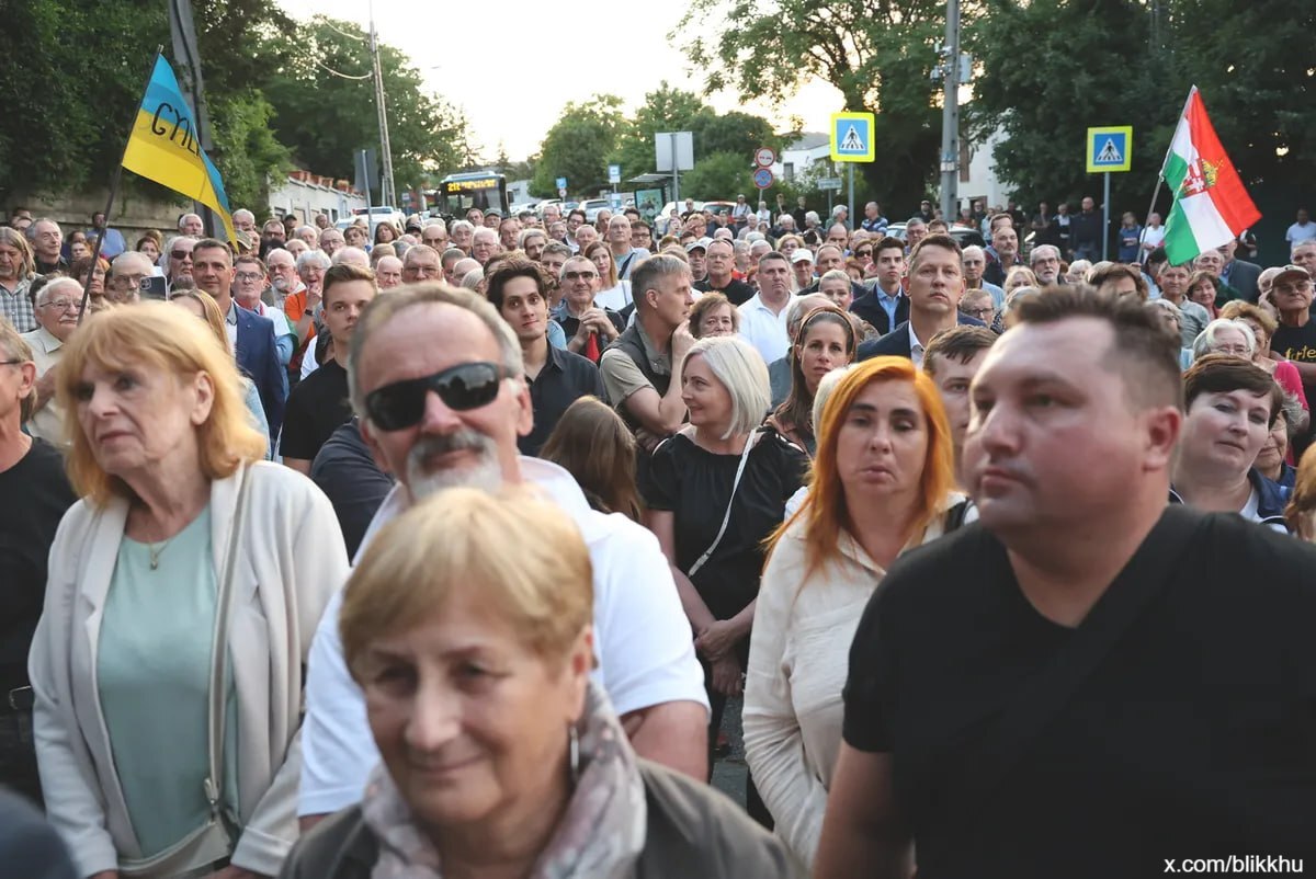Акция протеста из-за убийства сотрудниками ТЦК венгра прошла у посольства Украины в Будапеште. Об этом сообщают местные СМИ. В акции приняли участие около 500 человек. Протестующие зажгли свечи, а также повесили на ворота дипмиссии украинский флаг с надписью "Убийцы". Митинг был организован публицистом Жолтом Байером.