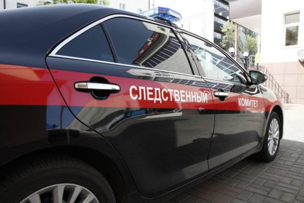 В Сочи на совещании с Бастрыкиным доложили, что в ЮФО раскрыты все совершенные в 2025 году убийства Председатель СК России Александр Бастрыкин провел в Сочи оперативное совещание с руководителями подразделений, дислоцируемых в Южном федеральном округе. На нем стало известно, что за шесть месяцев этого года в ЮФО в суд было направлено 4,5 тысячи уголовных дел. При этом в округе раскрыты все совершенные в 2025-м убийства. В первом полугодии в округе зарегистрировали почти 99 тысяч преступлений, что на пять процентов меньше, чем за тот же период 2024-го. На 22 процента сократилось количество фактов причинения тяжкого вреда здоровью со смертельным исходом. При этом активизировалась организованная преступность, и выросло число преступлений террористического характера и экстремистской направленности. Фото: Владимир Аносов/РГ