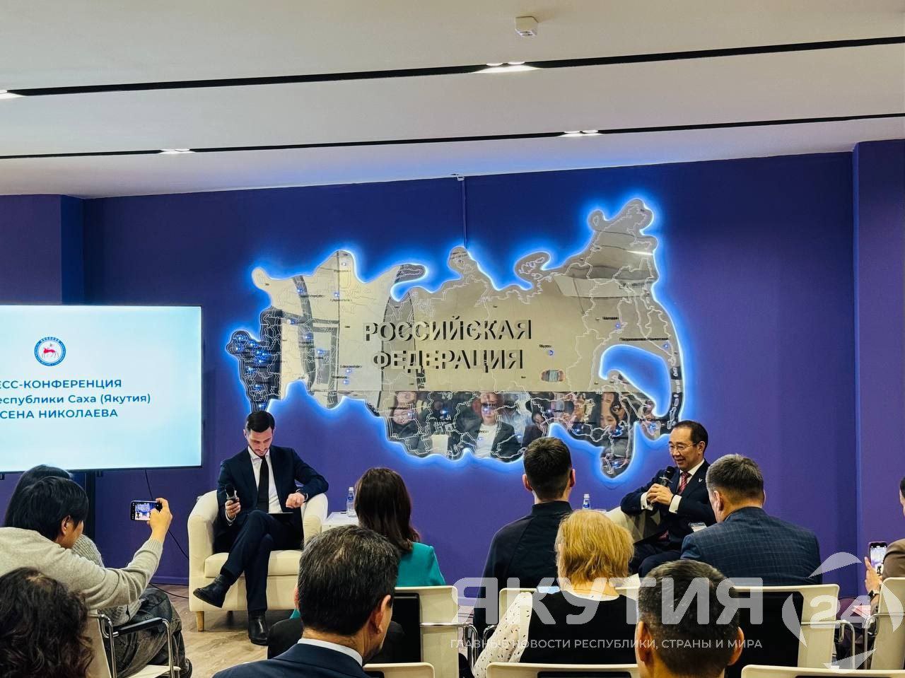 Айсен Николаев назвал ключевые проблемы и направления бюджетной политики Якутии на 2026 год В ходе своей пресс конференции глава Якутии отметил что ожидаемый доход составит примерно 337 349 млрд рублей включая 220 млрд рублей собственных средств Значительная доля расходов пойдет на повышение зарплат запланированное с 1 мая Эти меры потребуют выделения почти 18 млрд рублей Глава региона указал на необходимость адаптации экономики Традиционная отрасль основанная на добыче алмазов испытывает серьезные затруднения Руководство региона намерено компенсировать возможные потери путем увеличения производства полезных ископаемых таких как уголь золото нефть и газ В ближайшие годы производство золота должно достичь исторического максимума около 56 тонн Подробнее читайте по ссылке yk24 ru в MAX Telegram ВК VK Видео