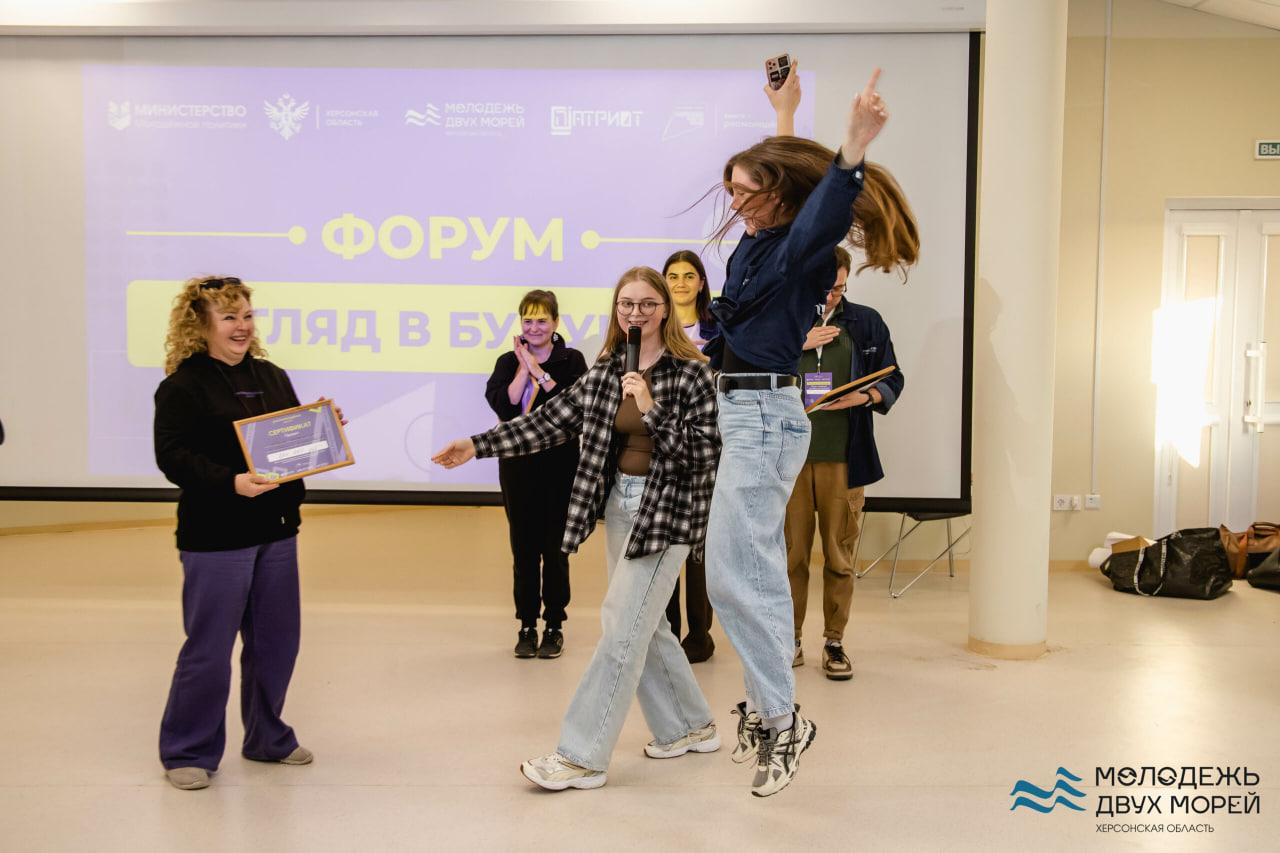 Проекты херсонской молодёжи получили грантовую поддержку Росмолодёжи на 1 85 млн рублей Подведены итоги очной грантовой площадки Росмолодёжь Гранты которая прошла в рамках форума Взгляд в будущее завершившегося в воскресенье в Геническе Мы благодарны Росмолодёжи за поддержку наших ребят и возможность организовать в Херсонской области очную грантовую площадку Благодаря этому в нашей области будут реализованы шесть новых молодёжных проектов отметил Министр молодёжной политики Херсонской области Владислав Ярченко Проекты победители охватывают самые важные направления патриотическое воспитание творчество туризм и поддержку молодых художников Среди проектов получивших поддержку Школа юнармейца Екатерины Правдюк 800 000 руб Инструктивный сбор курсантов филиала ЦРВСП Воин в Херсонской области Александра Серебрякова 380 000 руб Семейное творчество Алины Кравченко 370 000 руб Квест экскурсия по Геническу Генический маяк Дарьи Адаевой 120 000 руб Передвижная выставка юных художников Херсонщины Евгении Ястреб 99 000 руб Марафон творческих мастер классов Выбираем творчество Наталии Гутник 78 000 руб Поздравляем победителей Вместе мы создаём будущее Херсонской области Форум организован в рамках программы Регион для молодых нацпроекта Молодёжь и дети при содействии Росмолодёжи