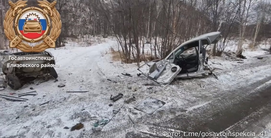 19-летнюю жительницу Камчатки будут судить за смертельное ДТП  На Камчатке завершено расследование уголовного дела в отношении 19-летней девушки, по вине которой погиб 25-летний парень. Трагедия произошла в марте этого года на трассе "Елизово – Морозная".  Утром автомобиль Suzuki Aerio, которым управляла девушка, врезался в столб. Оба находившихся в машине – и сама водитель, и её 25-летний пассажир – получили тяжёлые травмы. Молодой человек позже скончался в больнице.  Расследование показало, что девушка:  не имела водительских прав  находилась за рулём в состоянии алкогольного опьянения  не справилась с управлением, что привело к трагедии  Девушка полностью признала свою вину. Сейчас дело передано в Елизовский районный суд. По статье 264 УК РФ ей грозит от 5 до 12 лет лишения свободы.  Прокуратура Камчатского края отмечает, что авария произошла из-за потери контроля над автомобилем – машину занесло, и она вылетела с дороги, врезавшись в столб.  "ЧП Камчатка"   Прислать новость