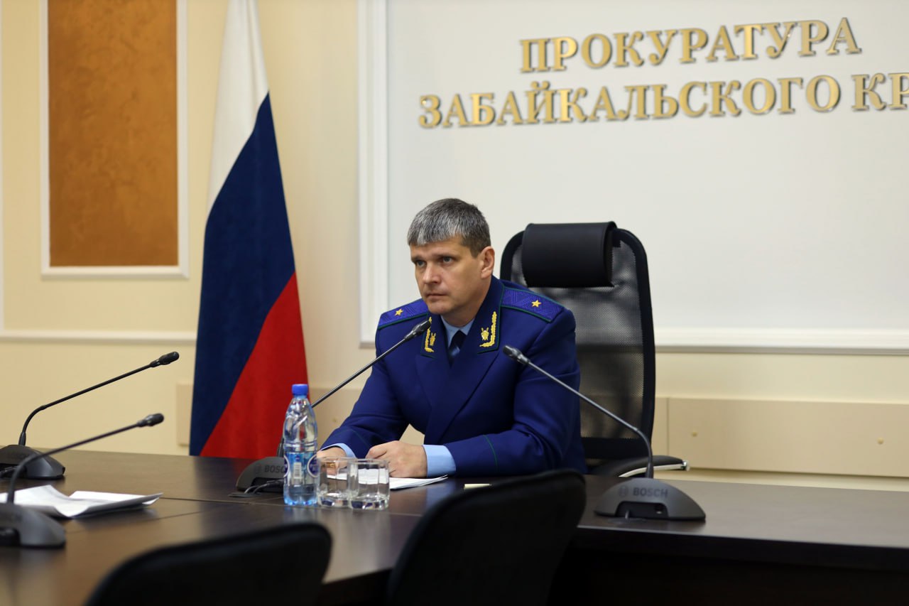 Законодательное Собрание региона поддержало внесенные прокурором Забайкалья Александром Яновским проекты законов о поддержке многодетных семей и о пробации Сегодня Законодательное Собрание Забайкальского края на очередной сессии рассмотрело два законопроекта внесенные прокурором Забайкальского края Александром Яновским  Одним из них предлагается предусмотреть альтернативу для многодетных семей в виде предоставления единовременной денежной выплаты взамен бесплатного земельного участка Практика прокурорского надзора показывает что зачастую предлагаемые участки не обеспечены необходимой коммунальной и транспортной инфраструктурой что создает дополнительные финансовые и временные издержки для граждан а также приводит к массовым отказам от них Новый механизм позволит сократить существующую очередь в настоящее время около 5 тыс на получение земли предоставить гражданам возможность самостоятельно улучшить свои жилищные условия исходя из текущих потребностей и приоритетов Данный законопроект принят сразу в двух чтениях  Вторым проектом закона предусматривается закрепление полномочий Правительства Забайкальского края в сфере социализации социальной адаптации и социальной реабилитации лиц осужденных и освобожденных из учреждений исполняющих наказания Он разработан в целях реализация федеральной Концепции развития уголовно исполнительной системы до 2030 года и направлен на предупреждение возвращения таких лиц в криминальную среду Указанный законопроект также поддержан депутатами и принят в первом чтении   prokzabkray