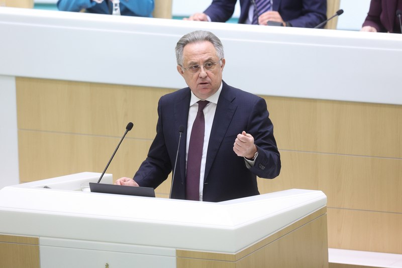 В Совете Федерации состоялось 600 е пленарное заседание в ходе которого с коллегами сенаторами одобрили ряд важных изменений в законодательство В их числе  Поддержка культурного наследия Закон предусматривает создание единой платформы портала объектов культурного наследия нуждающихся в восстановлении На портале будет размещена информация о таких объектах включая сведения об их местонахождении инвестиционном потенциале охранных обязательствах а также аналитические и статистические материалы отражающие их текущее состояние и ход работ по их сохранению  Принят пакет поправок в Уголовный кодекс РФ усиливающий ответственность за террористические и диверсионные преступления  Основные изменения исключено условное осуждение за участие в диверсионном сообществе Запрещено назначать наказания ниже низшего предела и применять сроки давности УДО возможно только после отбытия не менее ¾ назначенного срока Снижен возраст привлечения к уголовной ответственности по ряду таких преступлений Введён новый квалифицирующий признак совершение преступления в отношении несовершеннолетнего  Борьба с кадровым дефицитом в здравоохранении Минздрав России наделяется полномочием по выдаче заключения о максимальном количестве бюджетных мест при обучении по программам ординатуры в медицинских вузах При этом обучение за бюджетный счёт по программам ординатуры будет осуществляться только на основании договоров о целевом обучении В рамках Часа субъекта в Совете Федерации выступили руководители Ханты Мансийского автономного округа Югры Генеральный директор публичного акционерного общества ДОМ РФ Виталий Мутко рассказал о деятельности организации как единого института развития в жилищной сфере