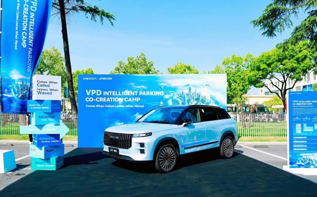 Omoda и Jaecoo показали новую систему автопарковки Водитель не нужен Как сообщила пресс служба марок система VPD Valet Parking Driver отличается от обычных парковочных ассистентов полным автономным циклом работы она не только помогает с маневрами но и самостоятельно ищет свободное место на многоуровневой парковке У технологии две основные функции Автономная парковка водитель может выйти из машины у входа в здание и с помощью приложения отправить ее парковаться самостоятельно Вызов автомобиля машина сама находит путь объезжает препятствия и подъезжает к указанной точке водителю не нужно запоминать где она припаркована Важно на текущем этапе VPD помощник а не автопилот Его можно использовать только на закрытых территориях например на паркингах но не на дорогах общего пользования Водитель обязан следить за процессом и быть готовым взять управление на себя добавили представители Omoda и Jaecoo Autonews в Telegram VK Канал РБК в Mакс