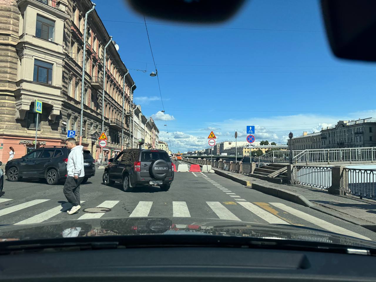 В центре Петербурга серьезные пробки. По словам автомобилистов, наглухо стоит набережная Фонтанки от Московского проспекта в сторону Невского - участок набережной просто перекрыт из-за каких-то аварийных работ. В итоге, все автомобили с набережной вынуждены съезжать на узкий переулок Ефимова. На 500 метровом участке запросто можно потерять час. И это только одна из бордовых улиц по Яндекс.Картам. Объезжайте заторы Лиса Basilio Вы всегда можете конфиденциально поделиться с нами дополнительной информацией и связаться с администрацией канала в нашем чат-боте: