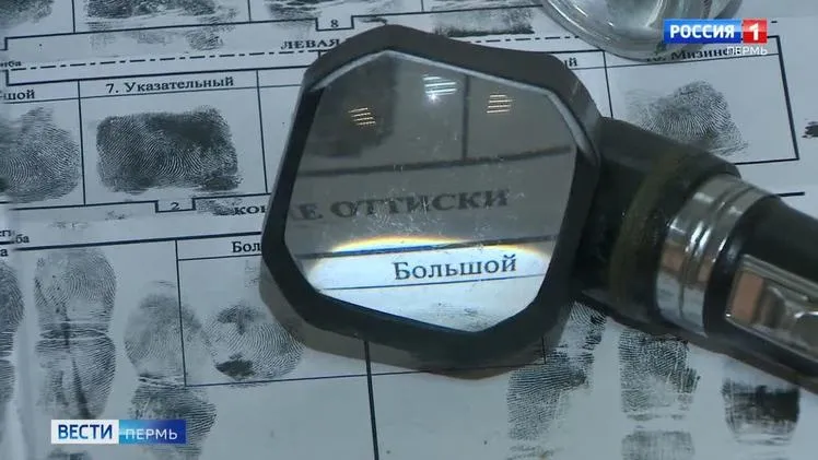 В Пермском крае раскрыто убийство совершенное в 2007 году   vesti perm ru publications f6039487 0fd0 46d6 883a 58827e63fe56 В Чайковском следственными органами местной жительнице 1987 года рождения предъявлено обвинение в убийстве сопряженном с разбоем Следствием установлено что в апреле 2007 года обвиняемая находясь в квартире пенсионерки 1938 года рождения из корыстных побуждений нанесла ей множественные удары колюще режущим предметом по телу от которых потерпевшая скончалась на месте В дальнейшем злоумышленница похитила из жилища денежные средства и скрылась Раскрыть преступление на первоначальном этапе не удалось В настоящее время женщине избрана мера пресечения в виде заключения под стражу Проводится комплекс следственных и иных процессуальных действий направленный на закрепление доказательственной базы Вести Пермь в MAX   max ru vestipermtv