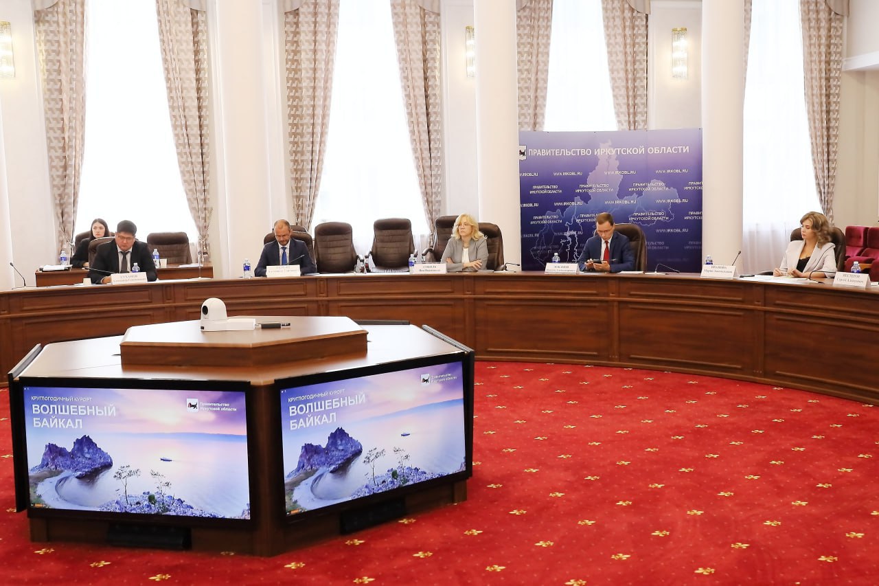 В Иркутской области обсудили реализацию проекта «Волшебный Байкал» Совещание по вопросам реализации проекта «Волшебный Байкал» в рамках федеральной инициативы «Пять морей и озеро Байкал» нацпроекта «Туризм и гостеприимство» провел Губернатор Иркутской области Игорь Кобзев с участием заместителя генерального директора Фонда «Центр стратегических разработок» - директора Центра туристических проектов Владимира Яшкова. Обсуждались вопросы создания инженерной, транспортной, причальной инфраструктуры, берегоукрепления и благоустройства. «Проект «Волшебный Байкал» в нашем регионе включает две локации. Это «Байкальская Слобода» и особая экономическая зона «Ворота Байкала». Вместе с тем, Правительством Иркутской области прорабатываются механизмы реализации мероприятий в рамках Перечня поручений Президента РФ по созданию федерального круглогодичного морского курорта на побережье озера Байкал», – отметил Игорь Кобзев. Как сообщил Владимир Яшков, в данный момент формируется перечень инженерных коммуникаций и инфраструктуры, необходимых для развития курорта. Подробнее – на портале Иркутской области.