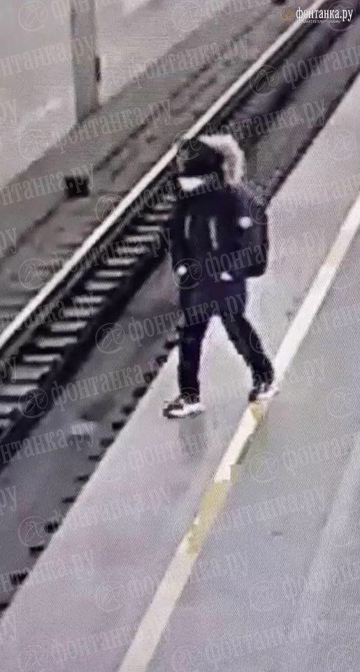 Мальчика после падения на пути Чкаловской госпитализировали с травмой ноги и ушибом головы данные Фонтанки Подняться ему помогли другие пассажиры После пострадавшего передали врачам Прокуратура метро устанавливает все обстоятельства инцидента fontankaspb
