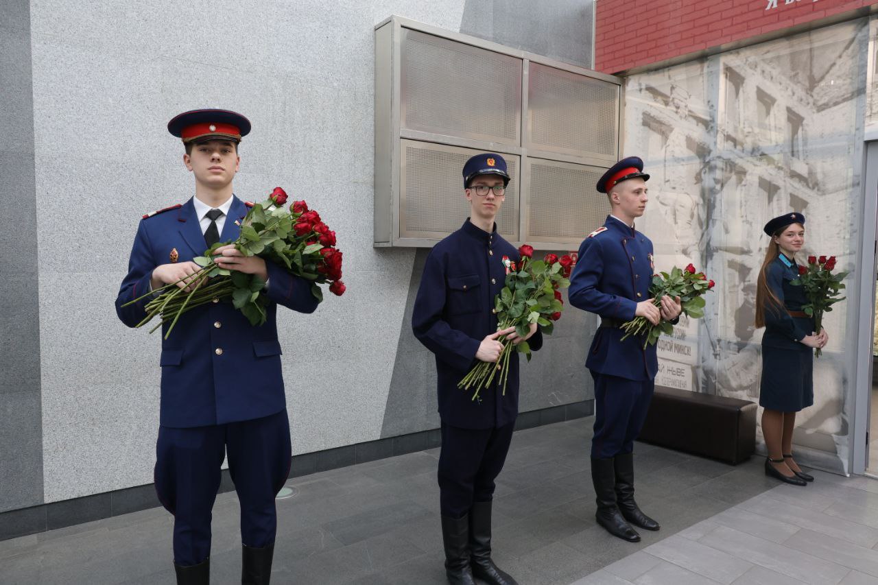 Подводя итоги мероприятия, заместитель Министра внутренних дел Дмитрий Корзюк отметил: - Нынешняя церемония награждения победителей - особенная, ведь она состоялась в год 80-летия Великой Победы. Огромное спасибо всем, кто трудится вместе с нами, участвует в наших конкурсах. Отрадно, что таковых становится все больше и больше. В этом году в адрес жюри было прислано огромное количество заявок по каждой номинации. Цифры рекордные! Сотрудничество со СМИ является важной частью деятельности Министерства внутренних дел. Дмитрий Михайлович подчеркнул: оперативно и качественно показывая, как сотрудники несут службу, журналисты, блогеры, видеографы демонстрируют высочайший профессионализм. - Мы очень благодарны. Сегодня отметили тех, кто вносит вклад в общее дело обеспечения правопорядка и безопасности, раскрытия преступлений и профилактики противоправных деяний. Огромное спасибо представителям СМИ, а также коллегам из подразделений информации и общественных связей ведомства, всем, кто помогает объективно и грамотно освещать деятельность органов внутренних дел и внутренних войск! Убежден, наше взаимодействие и дальше будет укрепляться и развиваться!