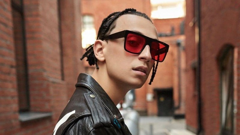 Знаменитого рэпера Yanix оштрафовали в Волгограде 19 мая 2025 года полицейские при мониторинге сети нашли четыре песни рэпера Яниса Бадурова известного как Yanix В текстах размещённых на Яндекс Музыке эксперты выявили упоминания употребления марихуаны Лингвистическая экспертиза подтвердила что композиции содержат информацию о потреблении наркотического средства а сам исполнитель описывает это от лица профессионального музыканта Дзержинский районный суд Волгограда признал Yanix виновным в административном правонарушении по ч 1 1 ст 6 13 КоАП РФ Ему назначен штраф 10 000 рублей Решение суда пока не вступило в силу и может быть обжаловано Наш канал в MAX Подписаться