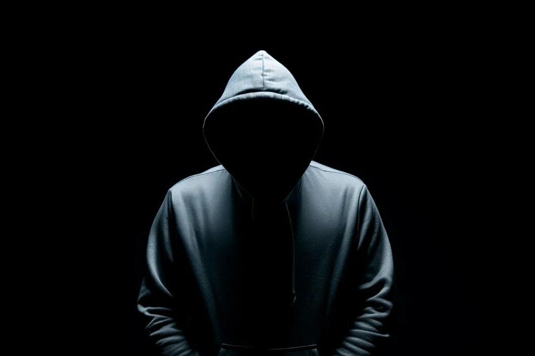 За 7 месяцев жители Ивановской области отдали мошенникам 401 млн рублей  Прокуратура Ивановской области подвела статистику по преступности в регионе за январь-июль этого года. Всего зарегистрировано 6 815 преступлений, что на 2,4% меньше, чем годом ранее.  1 190 преступлений составляют «дистанционные мошенничества», ущерб от них — 401,403 млн рублей. Немалая часть из них совершена с использованием психологических приемов и манипуляций.  589 преступлений связаны с незаконным оборотом наркотиков. Их количество уменьшилось на 9,7% по сравнению с прошлом годом.  За прошедшие полгода раскрыто 3 747 преступлений, что на 12% меньше, чем за аналогичный период прошлого года.  Более половины расследованных преступлений совершены рецидивистами, 21,3% — в состоянии опьянения, 4,4% — несовершеннолетними или при их соучастии.  В результате преступлений погибли 60 человек. Материальный ущерб от преступлений составил 787,347 млн рублей.