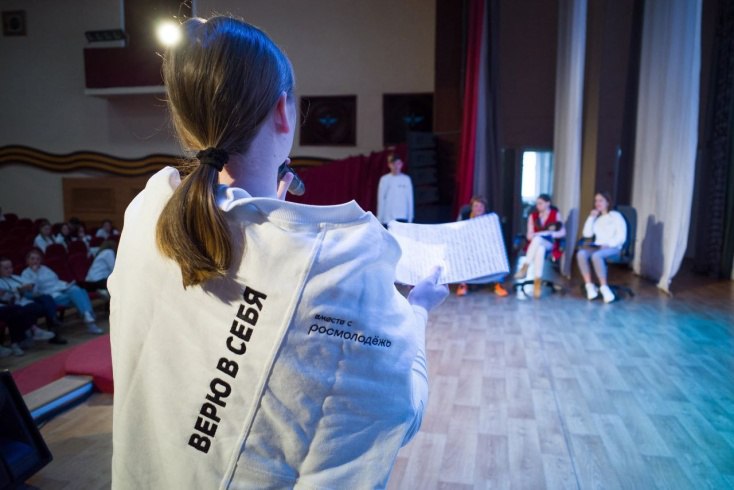 Пять проектов молодых новгородцев получили областную грантовую поддержку Подведены итоги областного грантового конкурса по поддержке молодёжных проектов направленных на социально экономическое развитие Новгородской области Победителями стали пять человек представившие свои проекты в номинациях Будь здоров Расскажи о главном Вклад в будущее Создавай возможности и Вдохновляй Организаторы конкурса комитет по молодежной политике Новгородской области и ОАУ Дом молодежи центр подготовки граждан к военной службе Все грантовые проекты будут реализованы в 2026 году фестиваль спорта и здоровья Фиджитал Волот школьное медиапространство Голос поколения инициатива по развитию проектно исследовательских навыков у школьников ВПроекте цикл игровых программ для живого общения Включайся литературный проект БукЛото Книги в игре