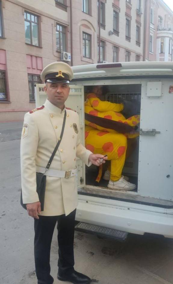 В Нижегородской области теперь будут штрафовать попрошаек в общественных местах  Депутаты Заксобрания приняли сегодня соответствующие поправки в региональный Кодекс об административных правонарушениях. Теперь за приставание к прохожим с навязчивым предложением услуг или выпрашиванием денег будут штрафовать на суммы 3-5 тыс. рублей.   «До сих пор сам факт такого назойливого приставания не был прямо запрещен и не влек наказания, если не нарушал общественный порядок настолько, чтобы квалифицироваться как мелкое хулиганство. Федеральное законодательство также не содержит конкретной нормы, карающей за попрошайничество, кроме случаев вовлечения несовершеннолетних. Принятый закон устраняет этот правовой пробел на региональном уровне», — заявил председатель комитета ОЗС по вопросам госвласти Владимир Паков.  Инициатором поправок стала дума Арзамаса. Ранее мэр Александр Щелоков заявил, что горожане жалуются на попрошаек, донимающих жителей и туристов в центре Арзамаса.    Прислать новость