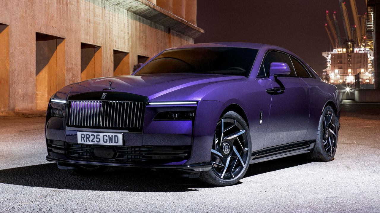 Так выглядит самый мощный Rolls-Royce в истории. Компания показала электрокар Black Badge Spectre. Общая мощность электродвигателей — 659 л.с. Авто разгоняется до 96 км/ч за 4,1 секунды и способно развивать скорость до 250 км/ч. Запас хода на одном заряде — около 400 км. Обычный Spectre стоит от $422 тыс.  ~₽39 млн . Новый Black Badge Spectre, скорее всего, будет еще дороже.