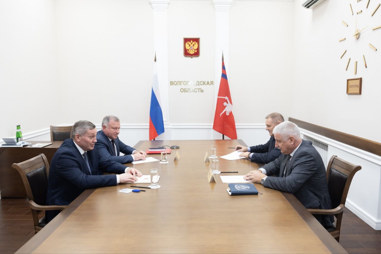 Губернатор Волгоградской области провел встречу с председателем ДОСААФ России Денисом Добряковым Обсуждались вопросы реализации задач по патриотическому воспитанию подготовке к военно учетным специальностям развитию спорта технического творчества Регион продолжает сотрудничество с ДОСААФ России работает координационный совет по взаимодействию Подписаться Перейти на сайт
