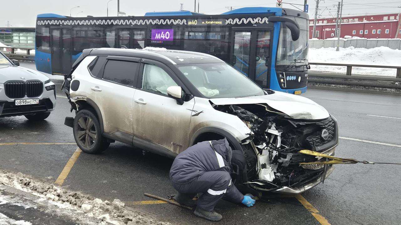 На севере Москвы водитель Lexus протаранил 11 автомобилей Серия ДТП произошла на Дмитровском шоссе Как сообщили в столичном главке МВД звонок в полицию поступил в 09 33 На место направили наряд который задержал водителя Свои действия он объяснить не смог и отказался от прохождения медицинского освидетельствования На нарушителя составили различные протоколы Он доставлен в отдел для дальнейшего разбирательства Подписаться на Говорит Москва Telegram VK MAX