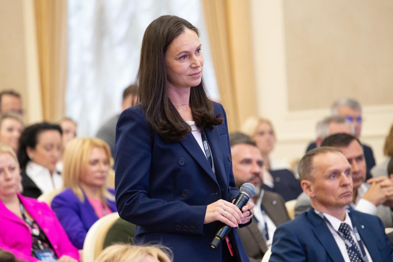 На ХХ съезде «Деловой России», который прошел при участии Владимира Путина, предприниматели бизнес-объединения выступили с рядом инициатив в сфере социальной и культурной политики. Член корсовета, президент X5 Group Екатерина Лобачева подняла тему привлечения к трудовой деятельности лиц с инвалидностью. Уровень их занятости сегодня невысок и составляет 27,5%. При этом, это огромный кадровый резерв: по оценке МГУ, трудоустройство всех инвалидов трудоспособного возраста увеличило бы темпы роста ВВП на душу населения на 0,5 процентных пункта ежегодно. Она поделилась опытом компании по привлечению к трудовой деятельности лиц с инвалидностью и представила дополнительные меры поддержки инклюзивного труда. Член генсовета, координатор организации по СЗФО Дмитрий Панов предложил: · расширить доступность льготного финансирования для объектов культурного наследия во всех регионах страны · распространить функции агентирования АО «ДОМ.РФ» по реализации объектов культурного наследия на региональный и даже муниципальный уровни · донастроить действующий механизм работы с объектами культурного наследия, по которому продолжительность инвестиционно-восстановительного цикла для некоторых объектов составляет более 7 лет.