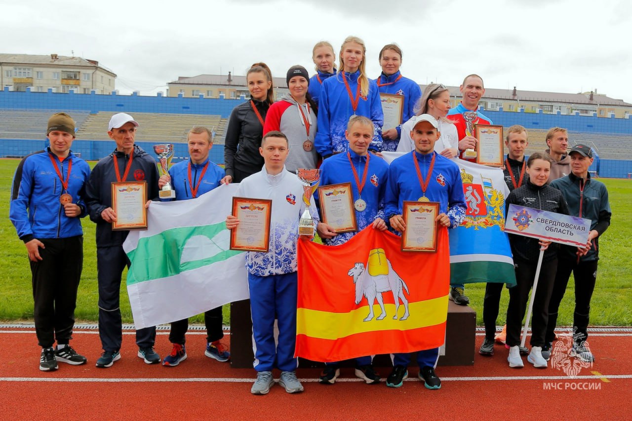 Южноуральцы– чемпионы! Сборные команды главных управлений МЧС России со всего Урала прибыли в гостеприимный Курган, чтобы выявить сильнейших легкоатлетов. По итогам забегов на 1000 и 3000 метров среди женщин и мужчин золото в общекомандном зачете завоевала сборная Челябинской области. Серебро у коллег из Курганской области, бронза досталась свердловчанам. В личном первенстве у представителей Челябинской области три золотые медали. Лучшие секунды показали Марина Афанасьева, Елена Самигулина и Евгений Чуфаров. Для сотрудников МЧС России спорт не пустой звук, он помогает справляться с профессиональными задачами, стрессовыми ситуациями, развивать волевые качества. Поздравляем и желаем дальнейших побед!