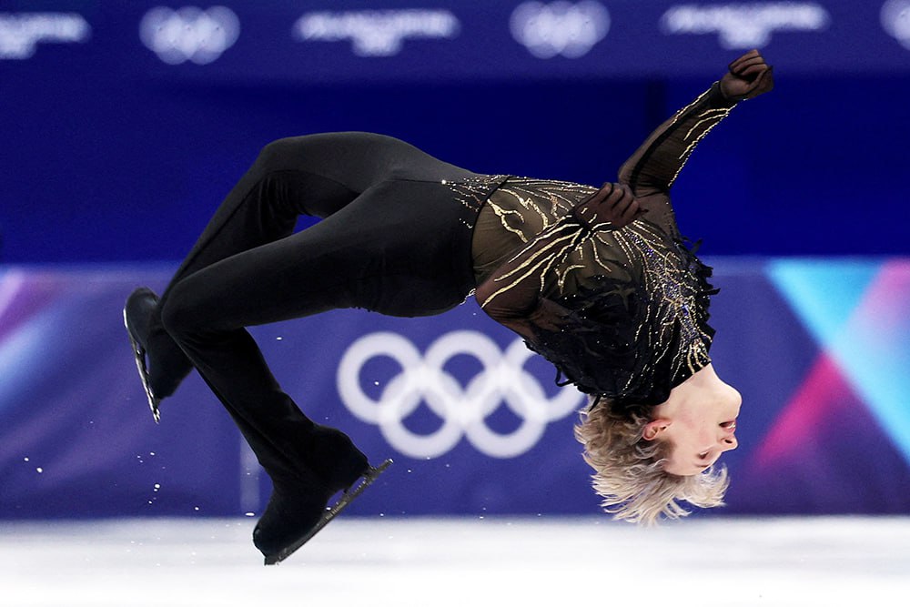 Хорошо исполнил Фигурист Илья Малинин помог США завоевать золото на Олимпиаде в Италии Перед произвольной программой у сборных США и Японии было равное количество очков И судьба золотой медали решилась в противостоянии Малинина и Шуна Сато Победил несмотря на ошибки американский фигурист который даже не поставил в программу свой коронный аксель в 4 5 оборота Но судьи все равно дали ему 200 03 балла Подписаться на РГ в Telegram Читать нас в MAX