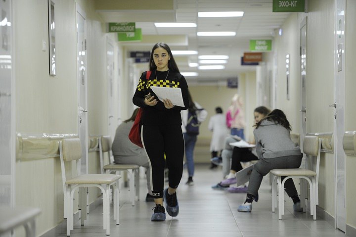 Новая детская поликлиника в Олекминске  В Олекминске открылась новая детская поликлиника. Здание площадью 570 квадратных метров включает 20 кабинетов: четыре педиатрических участка и кабинеты узких специалистов. Все оборудовано так, чтобы и детям, и родителям было удобно, а врачам – комфортно работать.  Это не первое улучшение здравоохранения в районе. В прошлом году здесь уже отремонтировали родильное отделение и детскую консультацию. Особую благодарность жители выражают депутату Госдумы Галине Данчиковой – именно ее поддержка помогла реализовать этот важный проект.