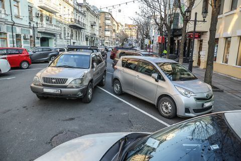 Во Владивостоке откроют две новые платные парковки    7 сентября 2025 года начнут работу крытые платные парковки на Корабельной набережной  возле дома №1  и на улице Шуйской  рядом с домом 1В по ул. Русской .    На Корабельной набережной уже установлены шлагбаумы, система контроля доступа, камеры видеонаблюдения и освещение. Первоначально парковки планировали открыть в начале 2025 года, но сроки сдвинулись.