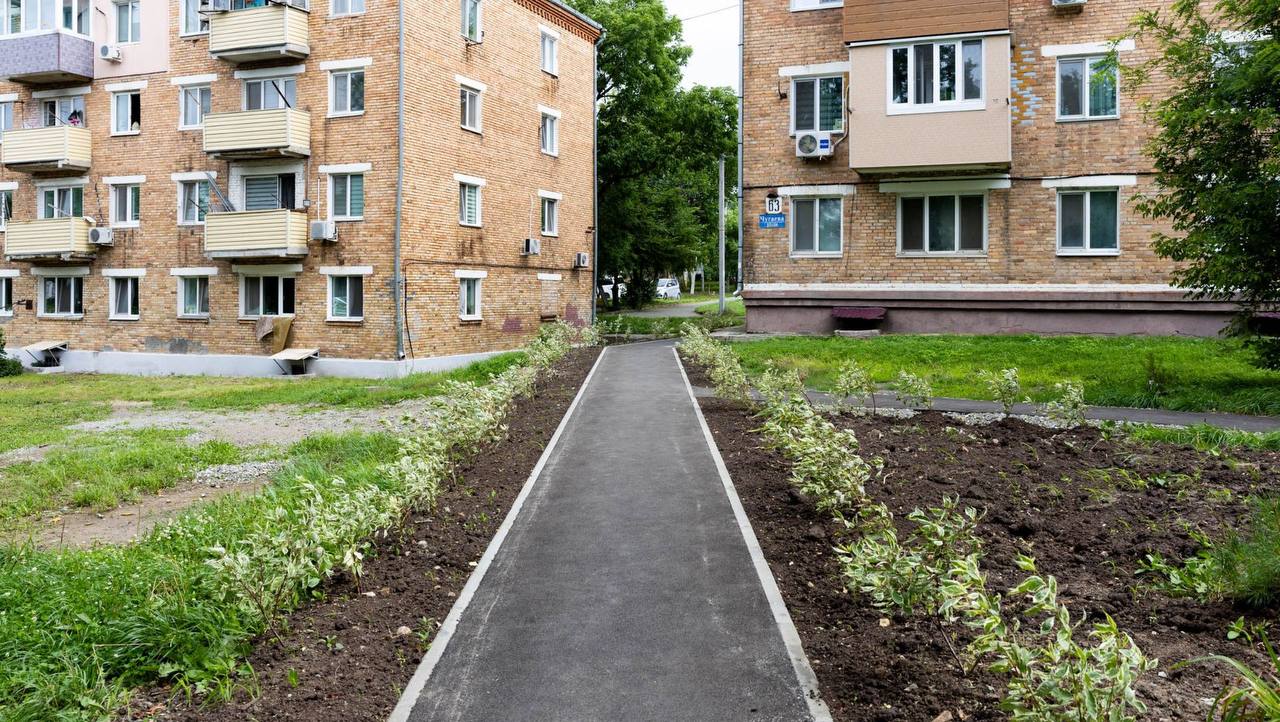 54 млн рублей и 5 3 тысячи активистов как 220 проектов ТОС меняют Владивосток   Во Владивостоке продолжает расти движение территориального общественного самоуправления в 2025 году в городе действует уже 142 ТОСа а десятки проектов получают гранты и превращаются в новые площадки скверы и благоустроенные дворы За последние годы реализовано 220 инициатив и всё больше жителей становятся участниками преобразований своих районов Программа идёт в гору она становится всё популярнее Люди всё отчётливее понимают благоустройство города зависит не только от администрации или депутатов но и от них самих подчеркнул депутат Думы Владивостока Артём Володин Успехи Владивостока уже признаны на всероссийском уровне на VII конкурсе Здоровые города России город занял первое место с проектом Парусная школа равных возможностей и второе с Корнем жизни В 2024 2025 годах администрация дополнительно поддержала программу по реабилитации и интеграции инвалидов в городскую жизнь vmfareast