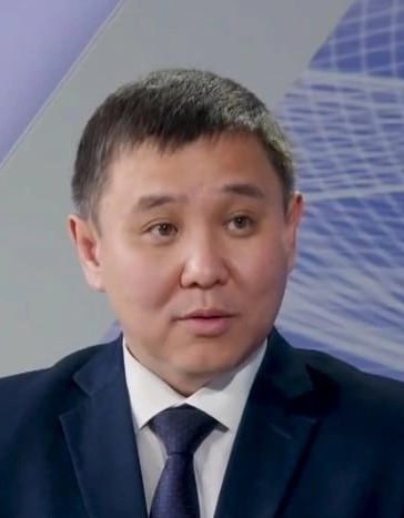 Кедровый орех из Забайкалья пойдёт в Азию Зампред правительства региона Буянто Батомункуев в эфире РТК Забайкалье рассказал что правительство Забайкалья ведёт переговоры о строительстве монгольского экспортного завода в Чите Он будет отправлять кедровый орех не только в Монголию и Китай но и в другие страны Юго Восточной Азии Сейчас с коллегами из торгово промышленной палаты Монголии проводим работу чтобы наши продукты зашли уже на рынок Монголии В небольшом количестве они уже там представлены пользуются неплохим спросом со стороны покупателей Монголии но тем не менее нам нужно сейчас наращивать это всё Переработкой кедрового ореха заинтересовались монгольские инвесторы Это не будет целый большой завод потому что для переработки кедрового ореха не требуется очень большого оборудования и так далее Нужно им познакомиться с поставщиками поговорить сколько можем перерабатывать и в дальнейшем сертифицировать для экспорта через госграницу Завод скорее всего будет расположен в Чите его представительство будет в самом Улан Баторе Летом 2024 года Госдума в первом чтении приняла закон который меняет правила сбора кедрового ореха Цель меньше его вывозить за границу и оставлять больше шишек для людей и животных Предполагалось что люди должны получать разрешения на сбор ореха у местных властей Скриншот из программы РТК Забайкалье Подписаться
