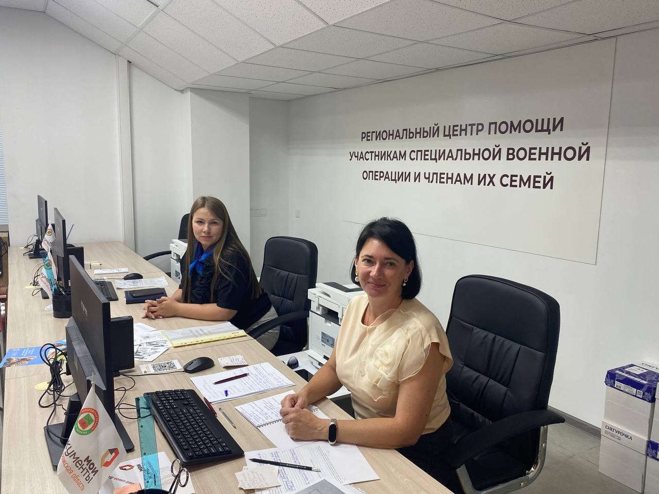 Участники СВО и их семьи смогут получить помощь централизованно Здесь открыли первый центр помощи этим группам населения Он представляет из себя единое окно в офисе МФЦ Здесь участникам СВО и членам их семей также будут помогать оформлять документы в том числе на получение выплат от сторонних фондов а также оказывать психологическую поддержку   Новое Медиа в Запорожье