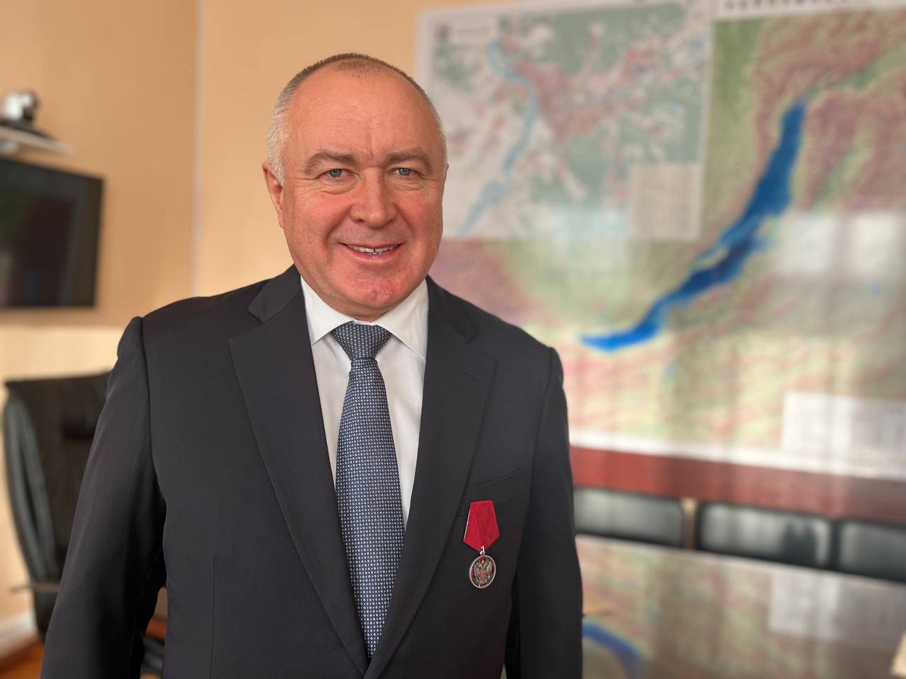 Дубль два. Евгений Луковников снова покидает пост зампреда правительства Бурятии по развитию инфраструктуры - Да, ухожу. По состоянию здоровья. К сожалению, не в первый раз приходится принимать такое решение из-за проблем со здоровьем. Хочу выразить искреннюю благодарность всем отраслевикам, всем, кто решал, делал, исполнял со мной большие проекты, коих было немало. Действительно, мы проделали большую работу. Такого объема строительства в Бурятии не было ни на одном этапе истории. Мне даже не нужно приводить в доказательство какие-то макропоказатели. Каждый житель Бурятии в каждом селе и городе видит реальное воплощение нашей работы, - написал он в своем телеграм-канале. Отметим, Луковников уже второй раз оставляет этот пост. В январе 2024 года он ушел по собственному желанию, но уже в сентябре вернулся. Инфраструктурный блок Луковников возглавил в 2017-м.
