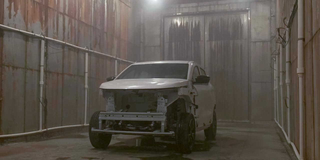 Атом проверили солью Кузов будущего российского электромобиля успешно прошел испытания на коррозионную стойкость Тесты проводились в Испытательном центре ФГУП НАМИ НИЦИАМТ Для испытаний кузов помещали в камеру соляного тумана на 900 часов эквивалентно примерно восьми годам эксплуатации в условиях мегаполиса с агрессивными реагентами или в приморском регионе с высокой влажностью и соленым воздухом На частях кузова сделали насечки искусственные очаги коррозии имитирующие повреждения лакокрасочного покрытия в процессе эксплуатации всего было создано более 70 очагов После завершения испытаний кузов полностью разобрали для исследования и выявления недочетов которые подробнее evstartnews atom кама