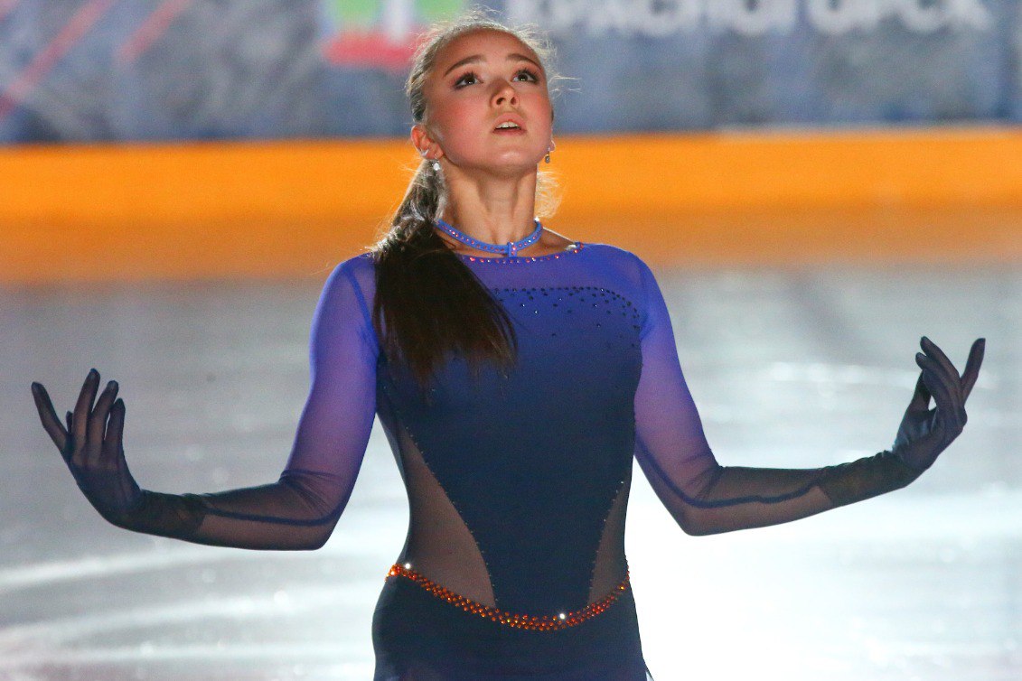 Роковой десерт Валиеву обязали выплатить 2 млн рублей за нарушение антидопинговых норм Суд Швейцарии обязал российскую фигуристку возместить издержки и выплатить компенсацию Международному союзу конькобежцев и Всемирному антидопинговому агентству Общий размер исковых требований составляет примерно 2 3 млн в рублях В январе прошлого года фигуристку признали виновной в употреблении триметазидина Защита настаивала что Валиева съела десерт приготовленный дедушкой Все достижения спортсменки начиная с 25 декабря 2021 года аннулировали из состава сборной России по фигурному катанию исключили   Подпишитесь на Абзац TG VK Дзен MAX Rutube