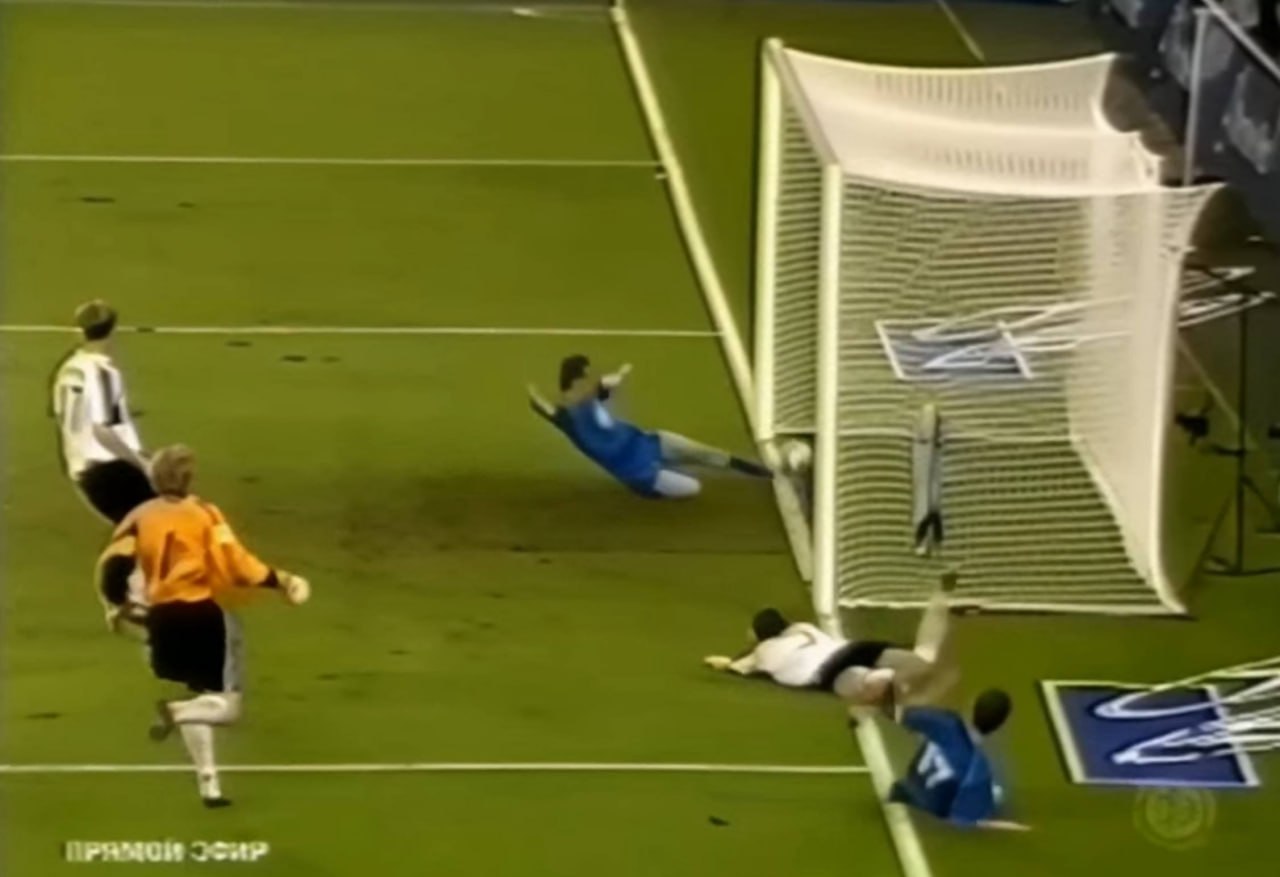 Нагучев нашел еще один гол Кержакова за сборную Рекорд Дзюбы под угрозой В 2005 году наши забили Германии на последней минуте Аршавин обманул Кана и катнул в пустые тогда гол записали на Андрея Сергеича А теперь смотрите скриншот На нем видно что последним мяча мог коснуться и Кержаков Если в ФИФА поступит официальный запрос гол изучат еще раз И велика вероятность что Кержу запишут 31 й мяч за сборную Тогда он вновь сравняется с Дзюбой matchpremier