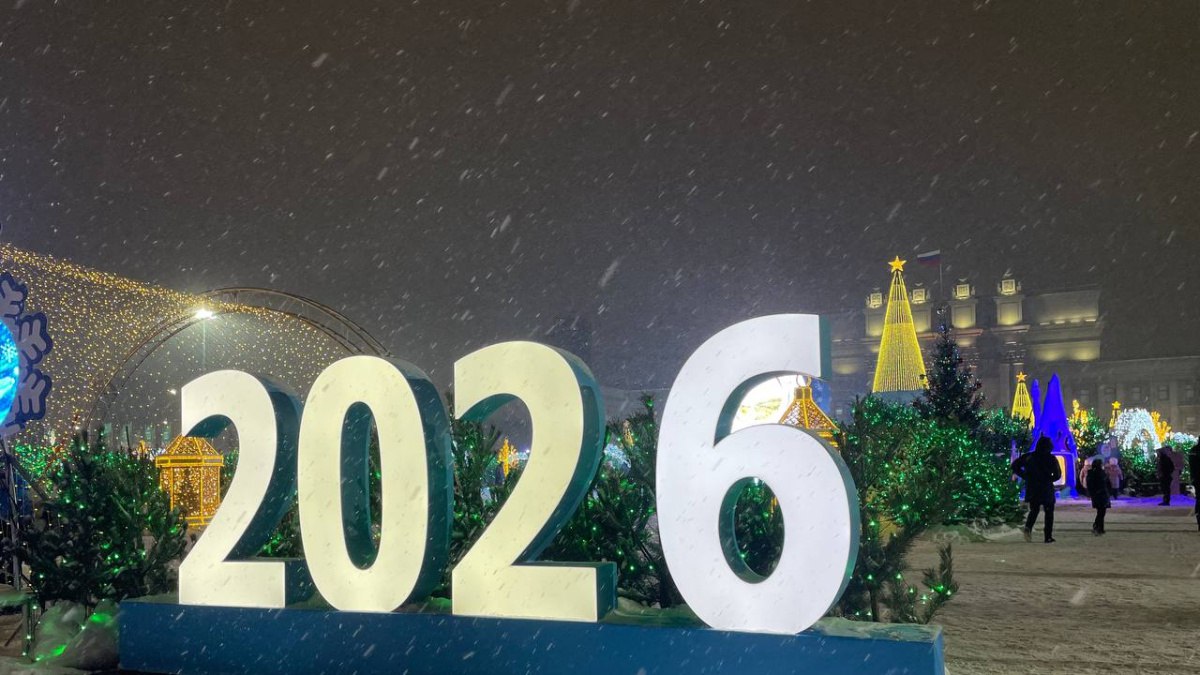 В Самаре детей поздравят Деды Морозы из Беларуси Якутии и Татарстана В финальные дни новогодних каникул в Усадьбе Деда Мороза на площади Куйбышева пройдут уникальные встречи Юных жителей Самары 9 11 января поздравят сказочные персонажи из разных регионов России и дружественных стран К местному Деду Морозу присоединятся его коллеги белорусский Дзед Мароз якутский Чысхаан и татарский Кыш Бабай анонсировала пресс служба администрации Самары Каждый волшебник проведёт в усадьбе свой праздничный день Белорусского гостя можно будет встретить 9 января якутского хранителя холода 10 января а татарского зимнего волшебника 11 января Поздравительные программы для детей запланированы с 12 00 до 16 00 Вход на мероприятия свободный группы будут формироваться по 15 20 человек для комфортного посещения ГТРК Самара MAX lВК lОК lСАЙТ