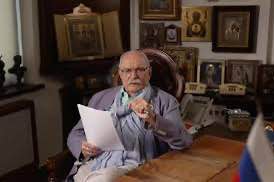 Михалкову платят по 50 000 евро за каждый сеанс изгнания бесов Никита Михалков ведет программу Бесогон последние 15 лет В ней режиссер рассказывает о т н традиционных ценностях и выражает свою поддержку Путину и вторжению России в Украину По его словам эта программа некоммерческий проект который не получает финансирование из бюджета Как выяснили расследователи из ФБК каждый выпуск Бесогона оплачивает Роснефть Российская госкорпорация переводит Михалкову по пять миллионов рублей за каждый сюжет маскируя это под оплату рекламы Роснефть режиссер не рекламирует Помимо этого Михалков получает по 350 тысяч рублей за каждый фрагмент его программы показанный школьникам в рамках Разговоров о важном Бесогон также показывают в армии за это режиссер в 2024 году получил от структуры Минобороны 560 тысяч рублей