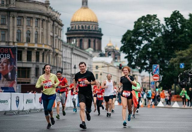 В Санкт-Петербурге марафоны больше не будут проводиться в центральной части города  Блокировка дорог из-за регулярных забегов в центре города вызывала дискомфорт у местных жителей. Марафоны будут перемещены в другие районы, чтобы сократить неудобства.    — Отличная новость!  ФЛЭШ ПИТЕР   ПРЕДЛОЖКА