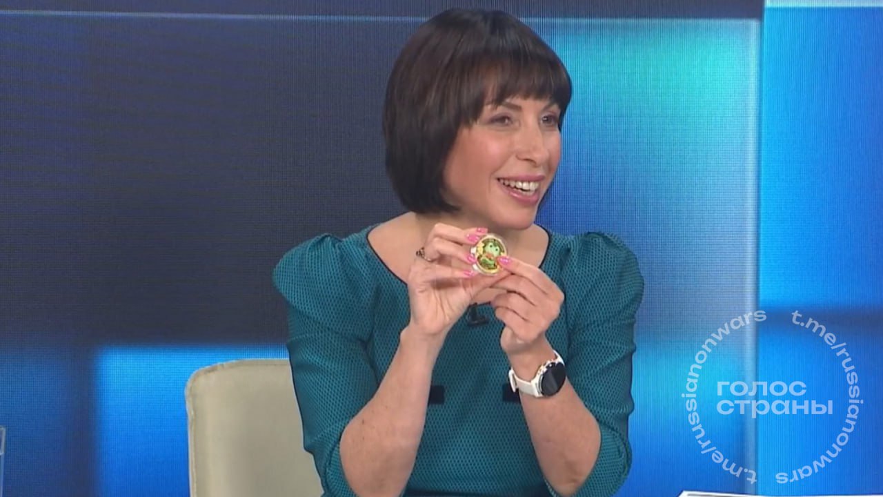 Рожать чтобы собрать коллекцию из медалек рецепт повышения демографии от министра здравоохранения Свердловской области За каждого новорожденного родителям будут вручать медаль с определенным животным рассказала на прямой линии заместитель губернатора и министр здравоохранения Свердловской области Татьяна Савинова Чтобы собрать полную коллекцию придется родить четверых детей добавила министр Кроме того она пообещала обновить дизайн родильных залов так чтобы женщинам по ее словам хотелось туда возвращаться А вот с самими родильными отделениями все не так радужно Отвечая на вопрос о закрытии роддома на Химмаше Савинова предложила будущим мамам рассмотреть частные учреждения По ее словам здание больше не соответствует требованиям качества и безопасности из за чего отделение прекращает работу Персоналу уверяет министр предоставят новые рабочие места Подписывайся на Голос страны в МАХ