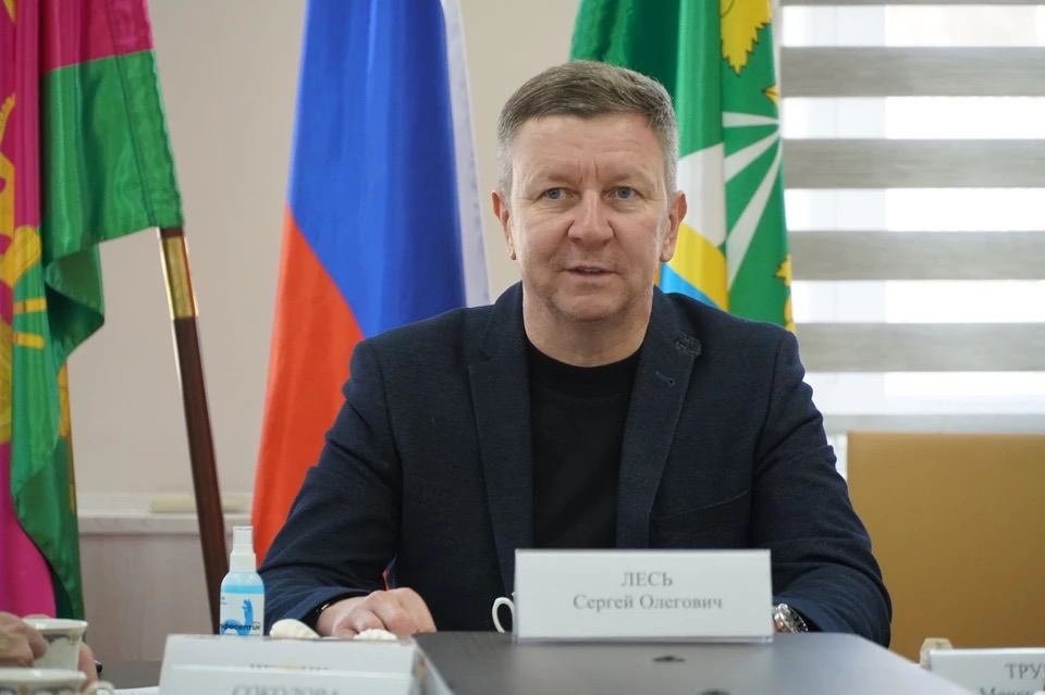 Семейный подряд на два миллиарда главу Крымского района подозревают в захвате земли Главу Крымского района Сергея Леся мог раздать раздал себе и родственникам земли на два миллиарда рублей В списке ответчиков сын жены и нынешняя и бывшая теща брат с супругой Под удар попал и чиновник Евгений Прокопенко который уже сидит в СИЗО по другому делу Всего 109 участков Раньше они были государственными Потом через махинации оказались у окружения Леся На этих землях выросли офисы кафе и торговые центры Теперь историей занимаются правоохранители kp kuban
